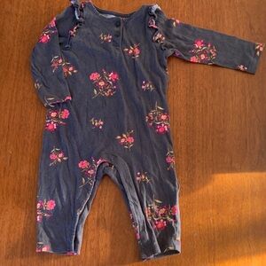 🍊5/$25 Old Navy Dark Gray Floral Baby Romper size 6-12m